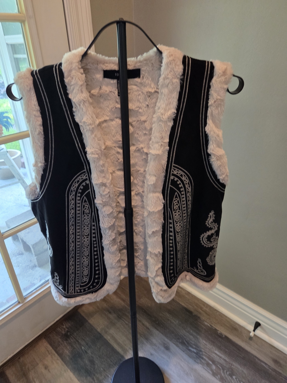 Black and Cream Faux Fur-Trimmed Vest Embroidered SZ S